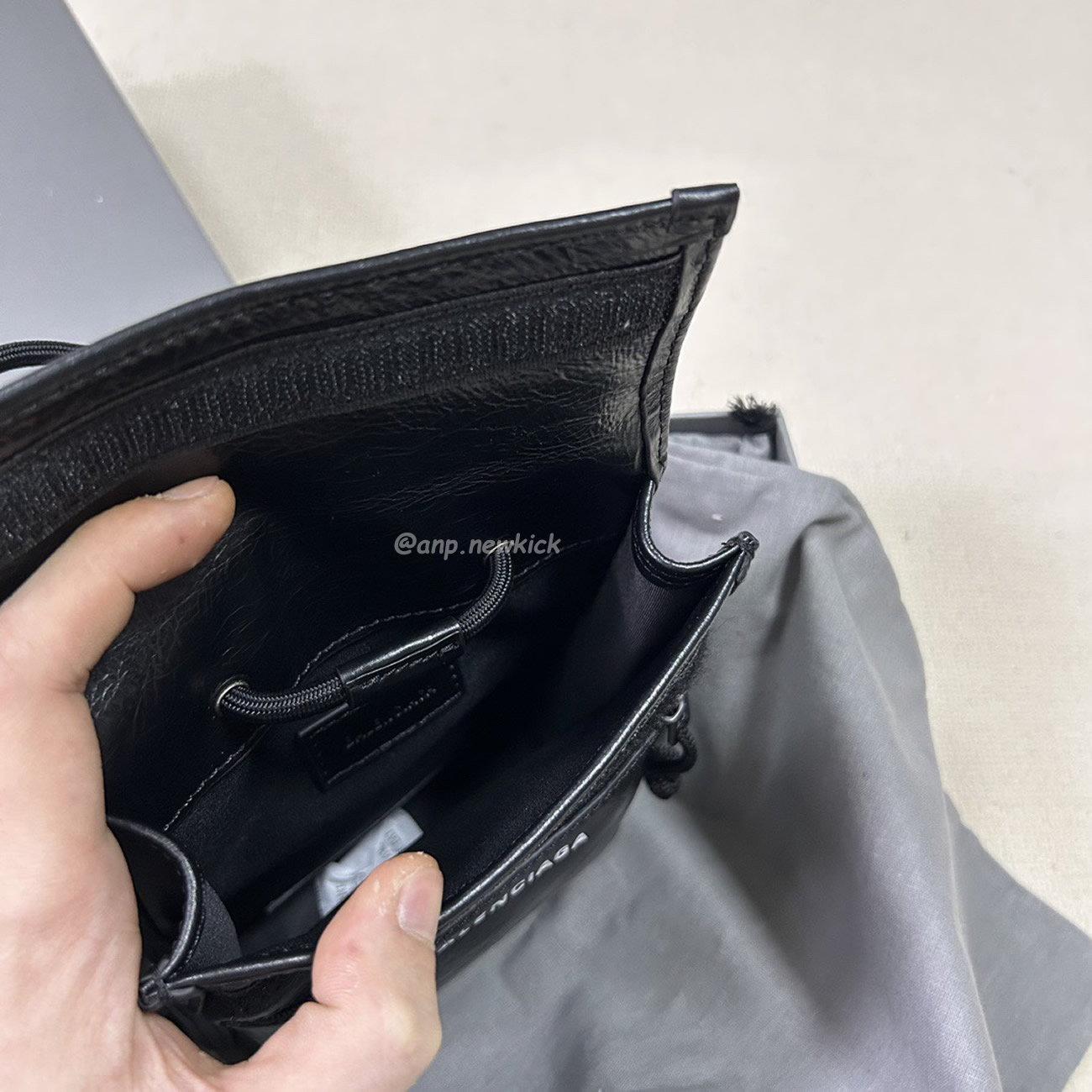 Balenciaga Explorer Arena Cracked Leather Messenger Bag Black (11) - www.newkick.vip